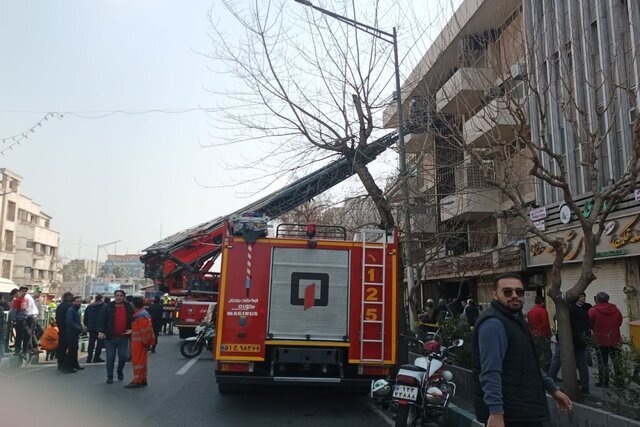 حریق یک ساختمان تجاری در خیابان انقلاب