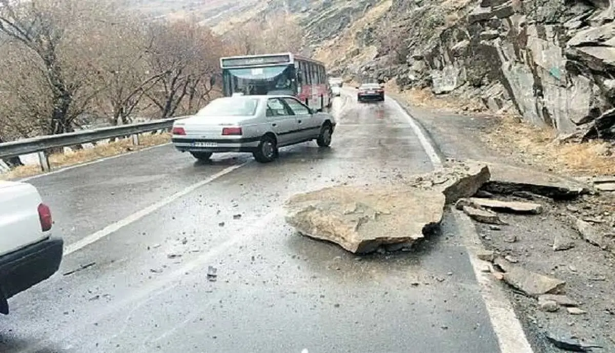 ۲ مصدوم در پی سقوط سنگ در جاده کندوان
