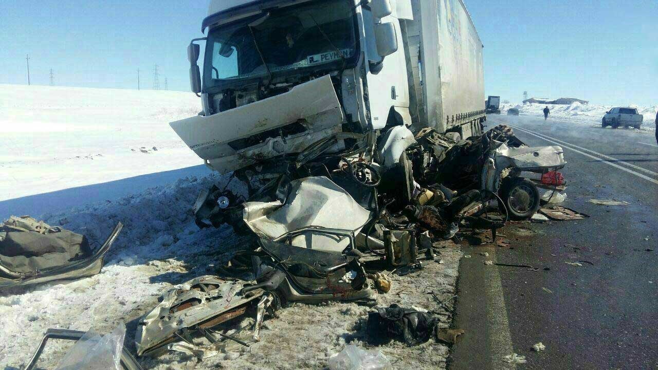 مرگ شش سرنشین پژو زیر چرخ های کامیون
