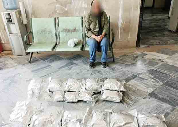 قاچاقچی زن دستگیر شد
