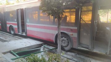تصادف اتوبوس BRT با ۵ موتورسیکلت و ۲ خودروی سواری در خط ویژه خیابان ولیعصر