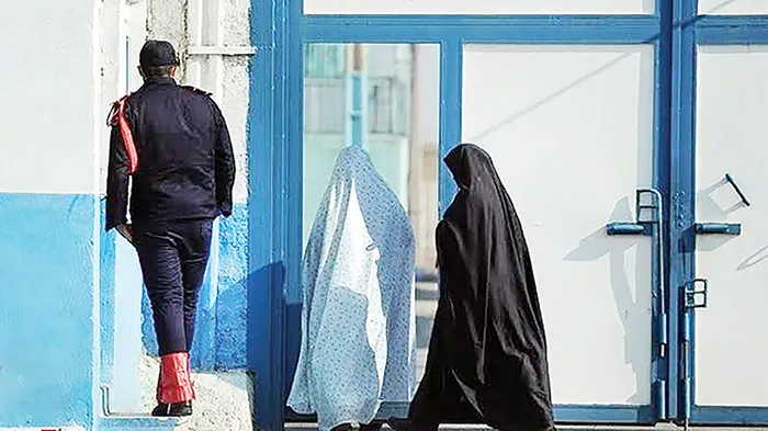 رهایی زن زندانی از طناب دار