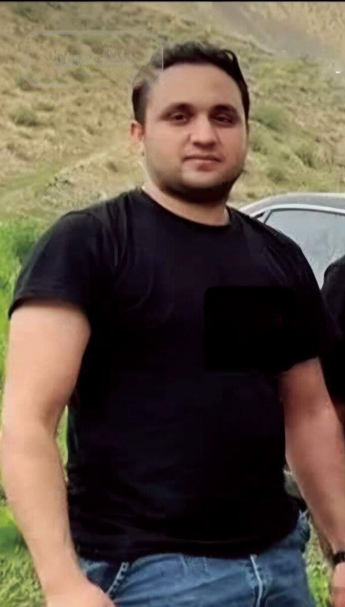 این مرد قاتل مسلح متواری است