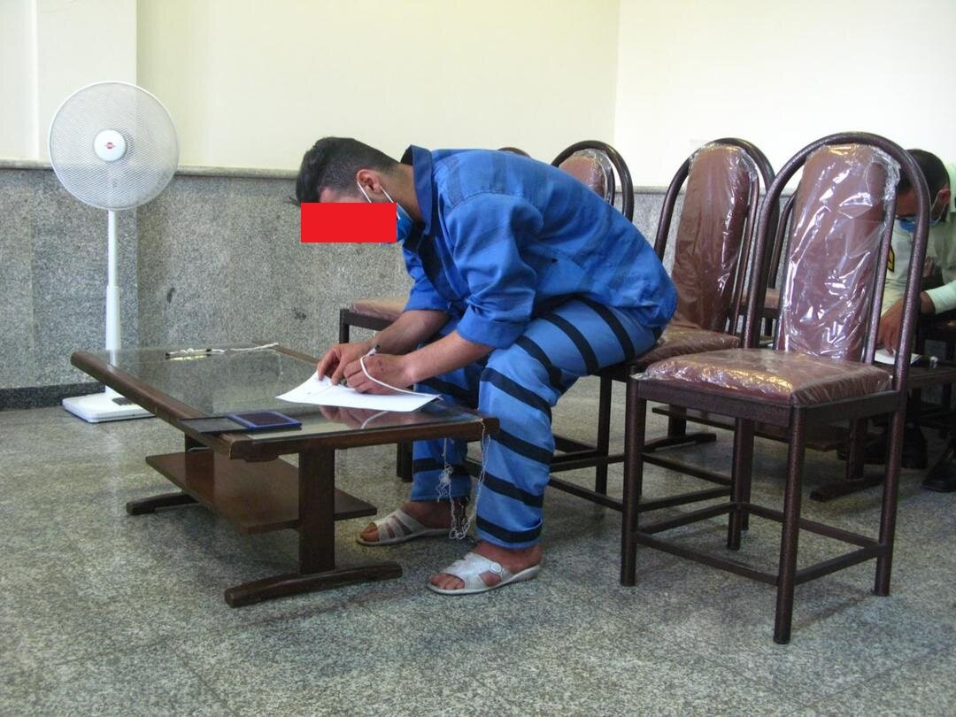 تعقیب و گریز در اتوبان تهران ـ قم؛ قاچاقچی سابقهدار با ۲.۲ کیلوگرم شیشه دستگیر شد تعقیب و گریز در اتوبان تهران ـ قم؛ قاچاقچی سابقهدار با ۲.۲ کیلوگرم شیشه دستگیر شد